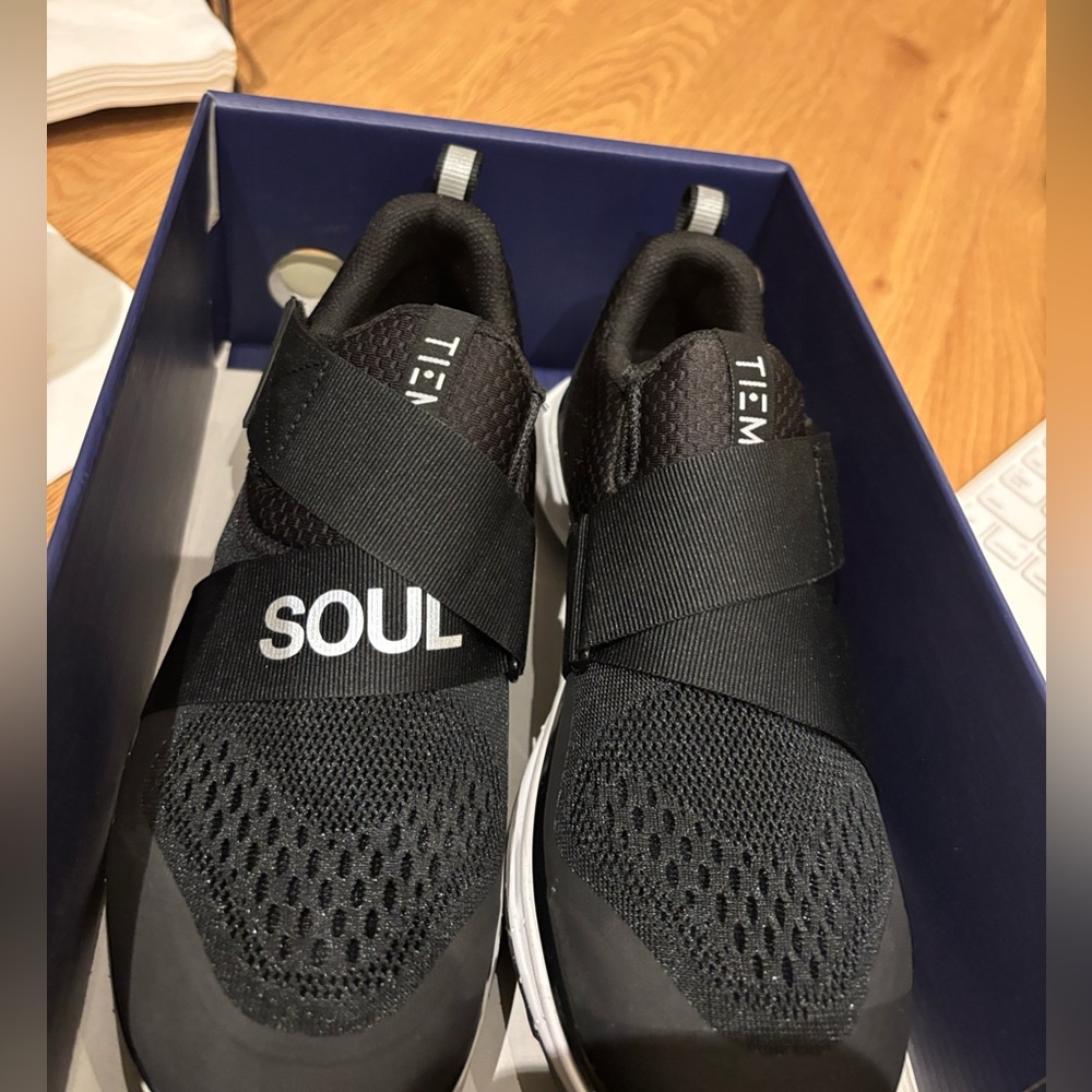 Women's Black Cycling Shoes - Picture 2 of 5